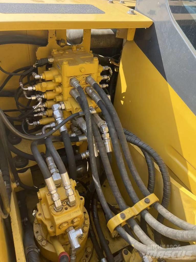 Komatsu PC 130-8 حفارات وسط 7 طن - 12 طن