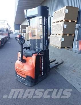 Toyota BT SWE 160 L شاحنات مناولة ذات منصة نقالة يدوية