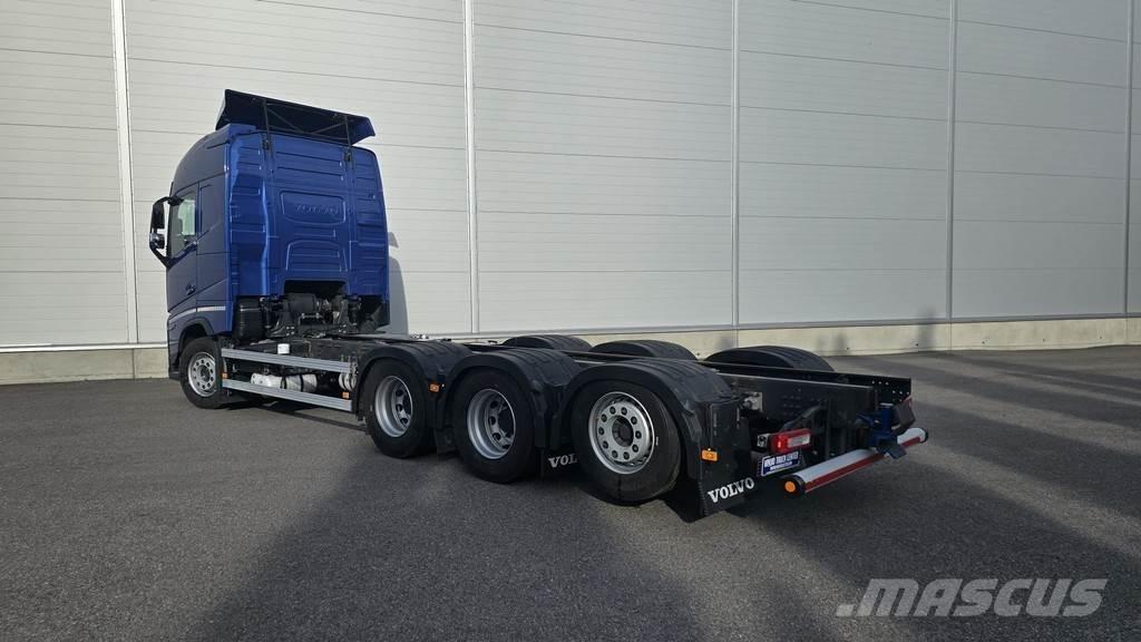 Volvo FH شاحنات بمقصورة وهيكل