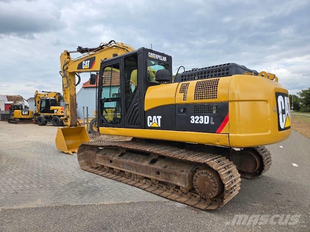 CAT 323DL حفارات زحافة