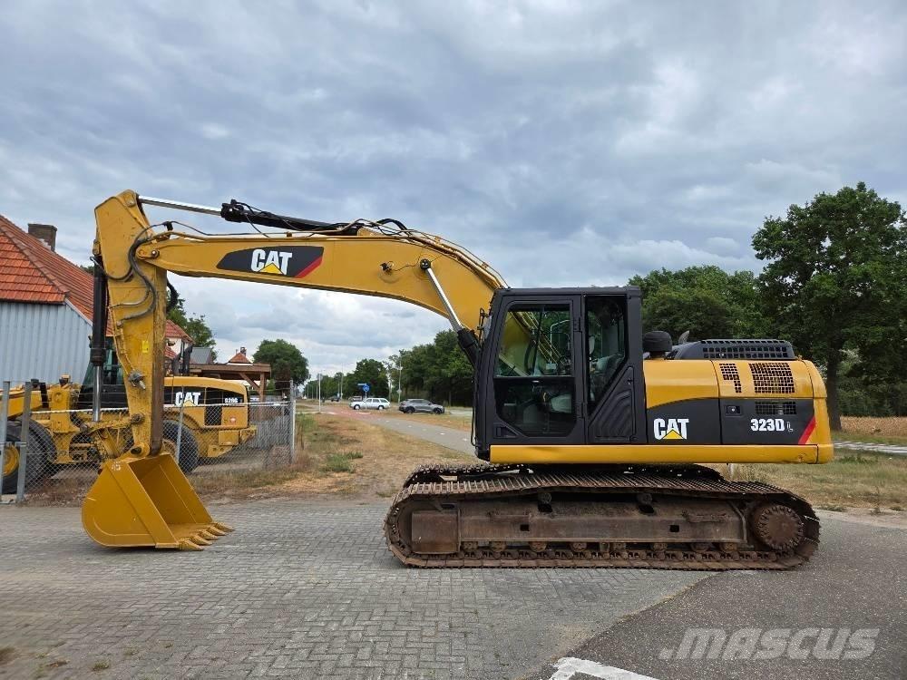 CAT 323DL حفارات زحافة