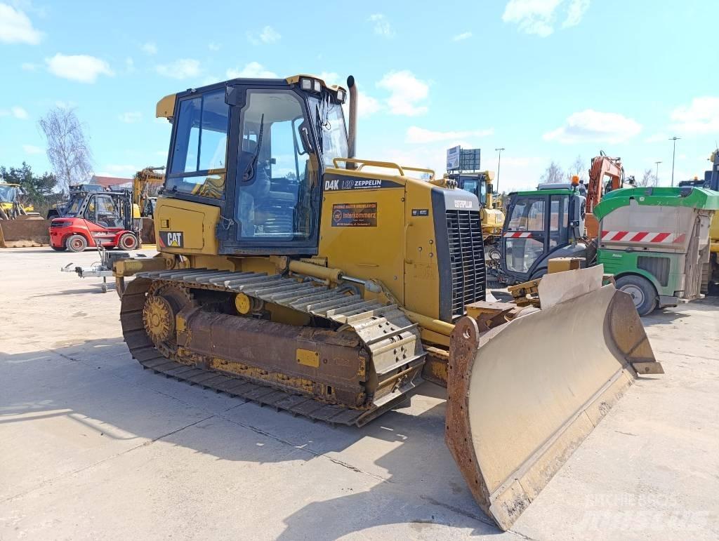 CAT D 4 K بلدوزرات مجنزرة