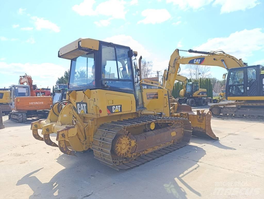 CAT D 4 K بلدوزرات مجنزرة