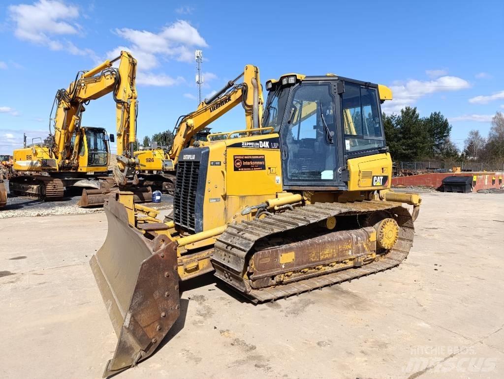 CAT D 4 K بلدوزرات مجنزرة