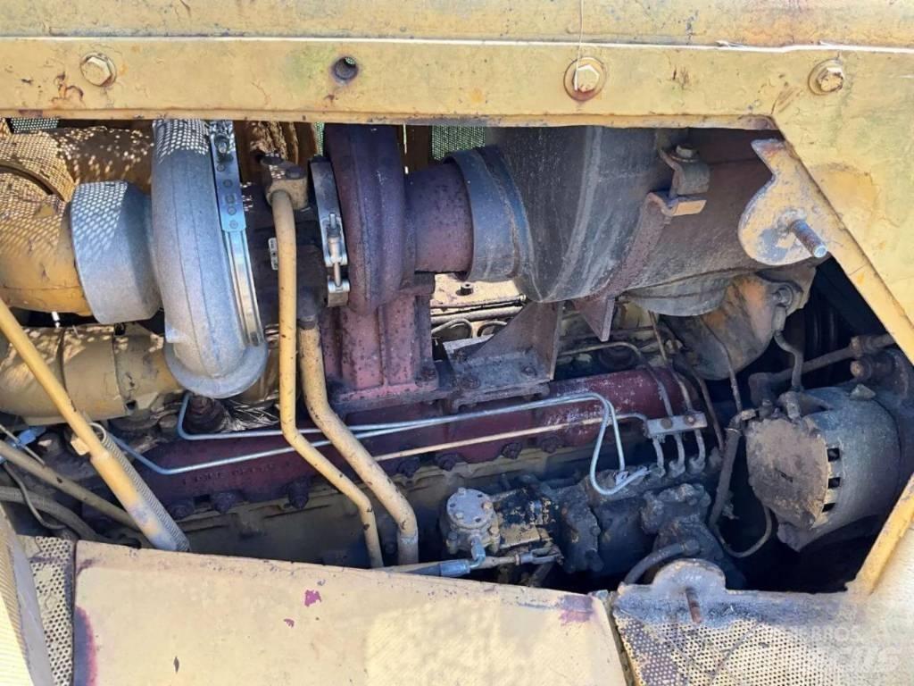 CAT D 7 G بلدوزرات مجنزرة