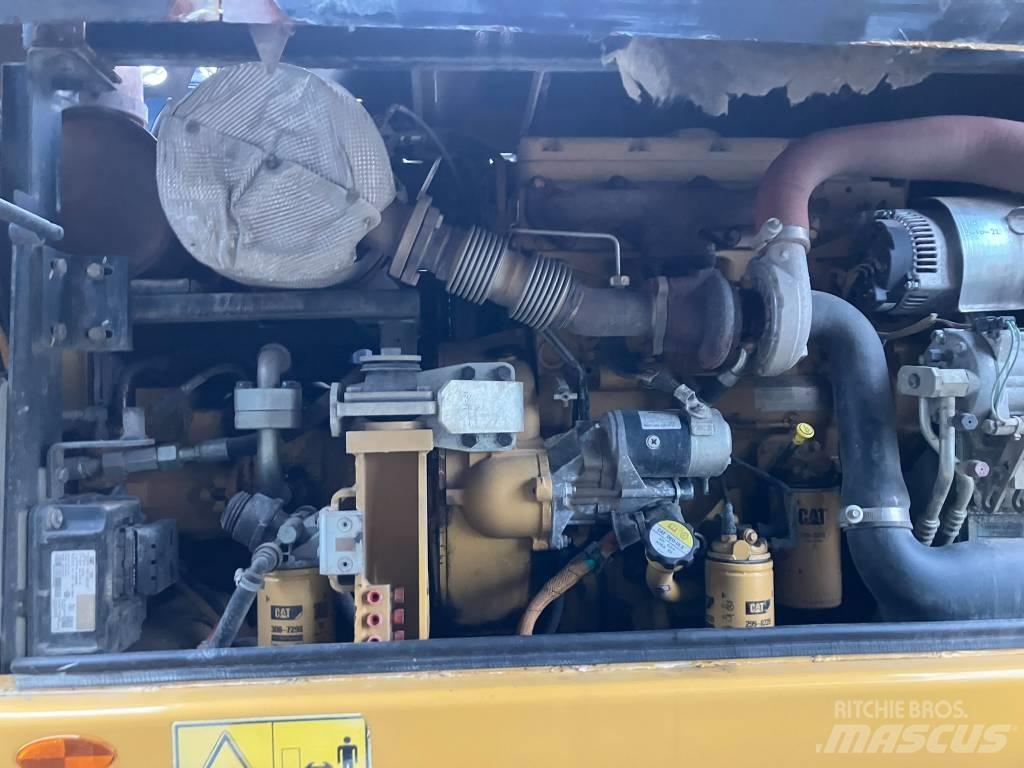 CAT M 313 D حفارات بعجل