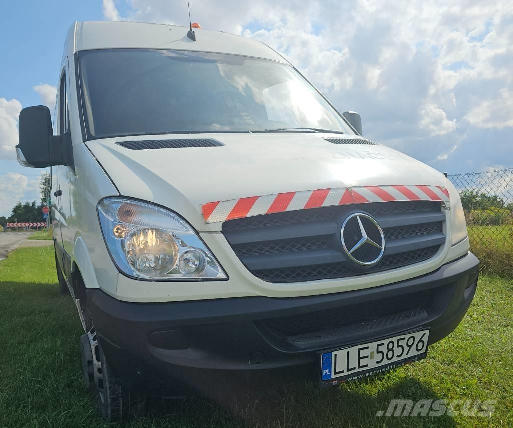 Mercedes-Benz 516 شاحنة مقفلة