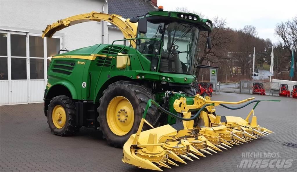 John Deere 8400i علافات ذاتية الدفع