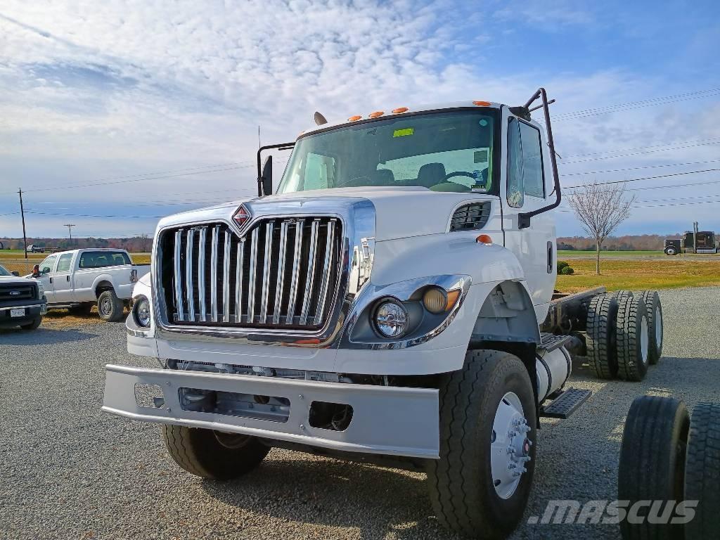 International 7400 شاحنات بمقصورة وهيكل