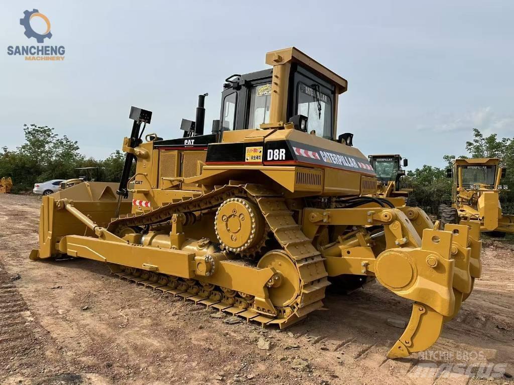 CAT D 8 R بلدوزرات مجنزرة