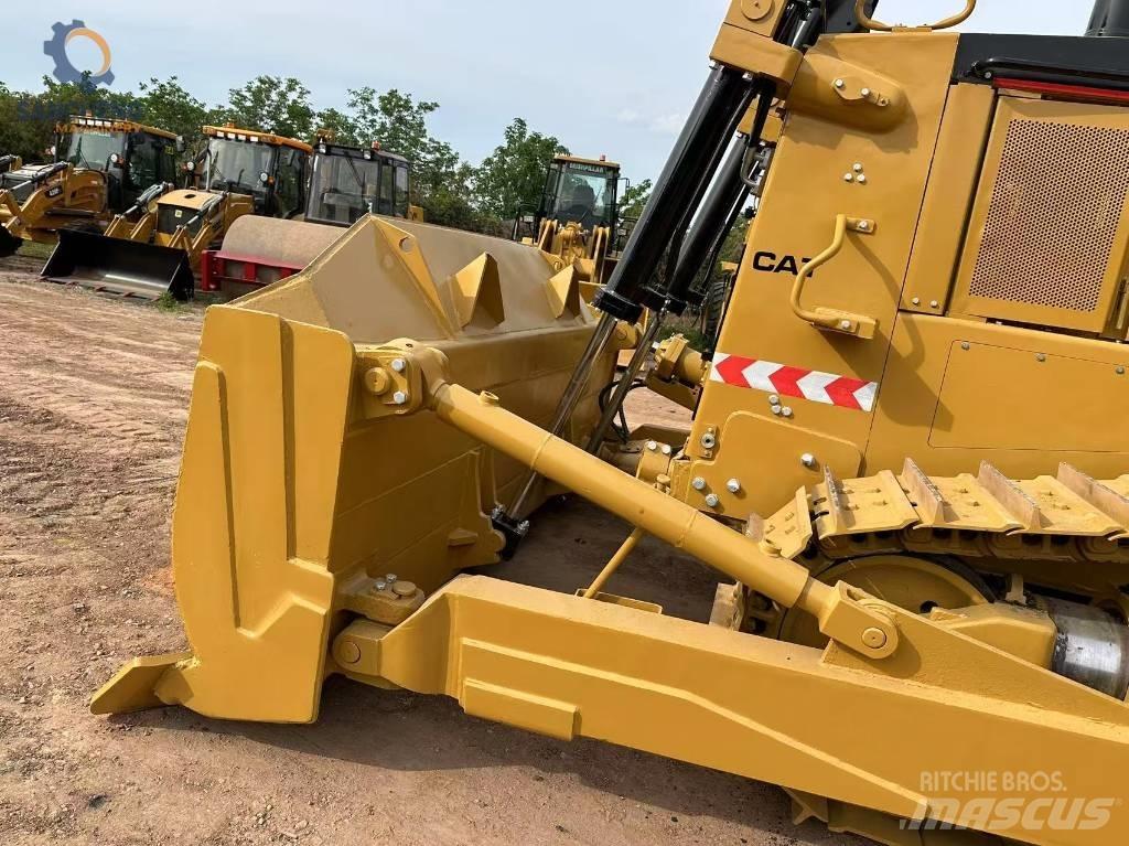 CAT D 8 R بلدوزرات مجنزرة