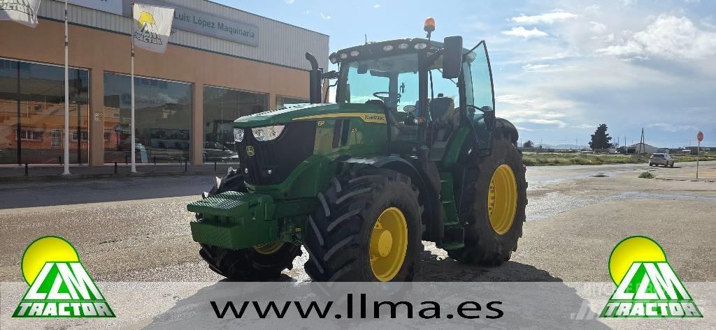 John Deere 6R 215 الجرارات
