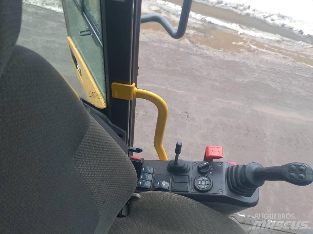Volvo EW 140 D حفارات بعجل
