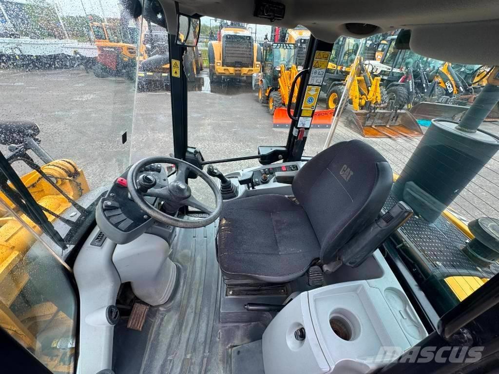 CAT 906 H لوادر بعجل