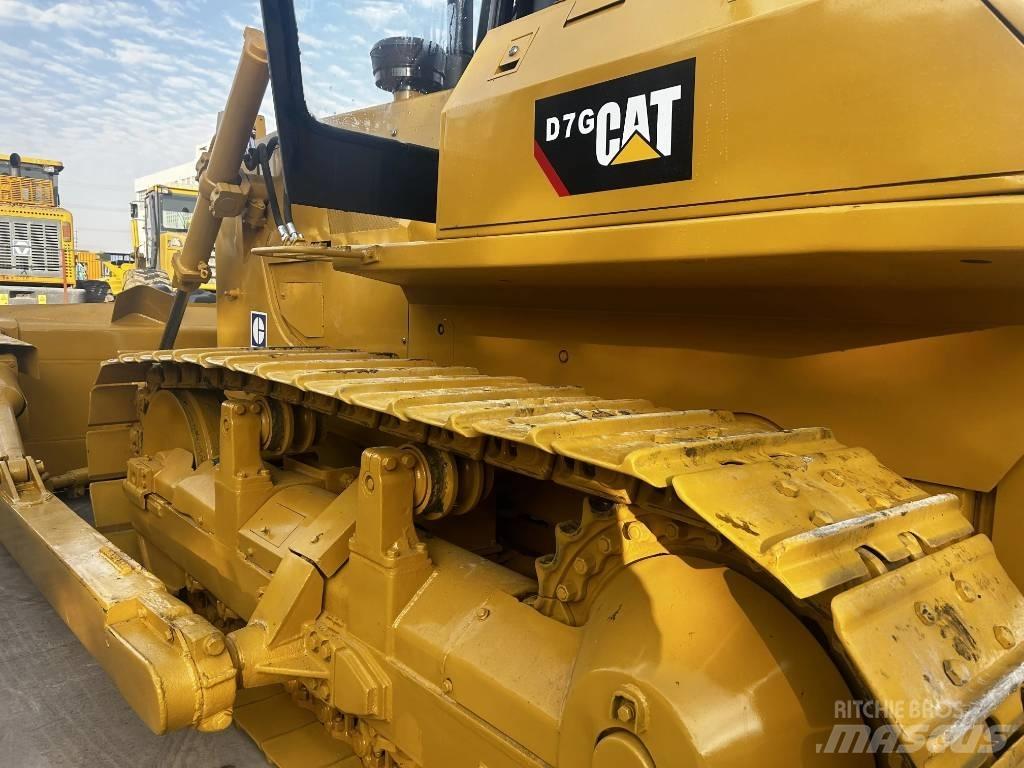 CAT D 7 G بلدوزرات مجنزرة