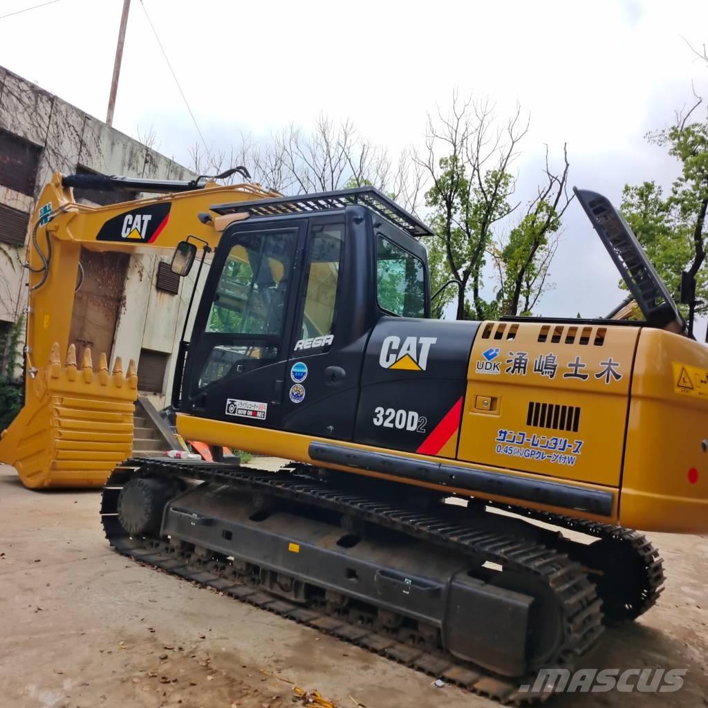 CAT 320 D2 حفارات زحافة