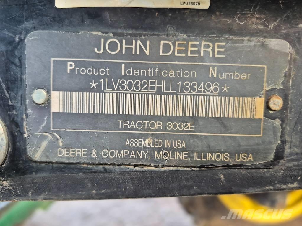 John Deere 3032 E الجرارات