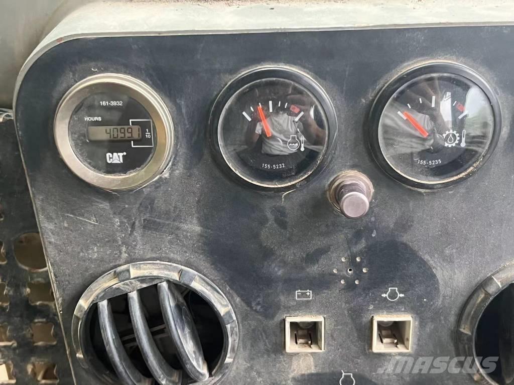 CAT D7G2 بلدوزرات مجنزرة