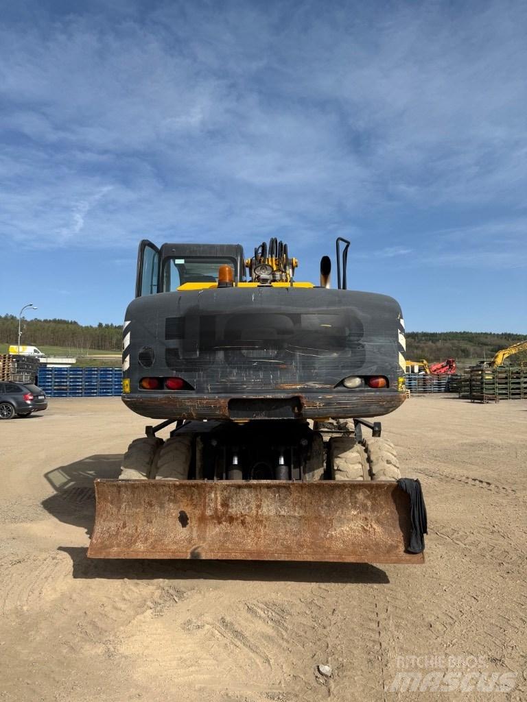 JCB JS 145 W حفارات بعجل