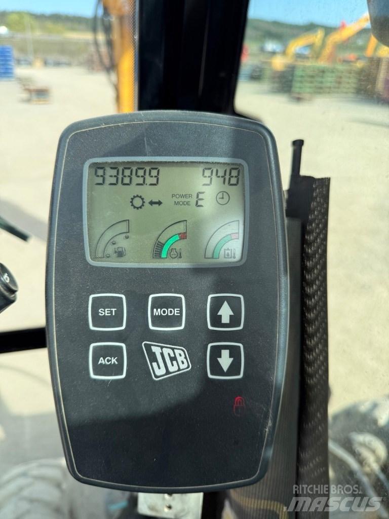 JCB JS 145 W حفارات بعجل