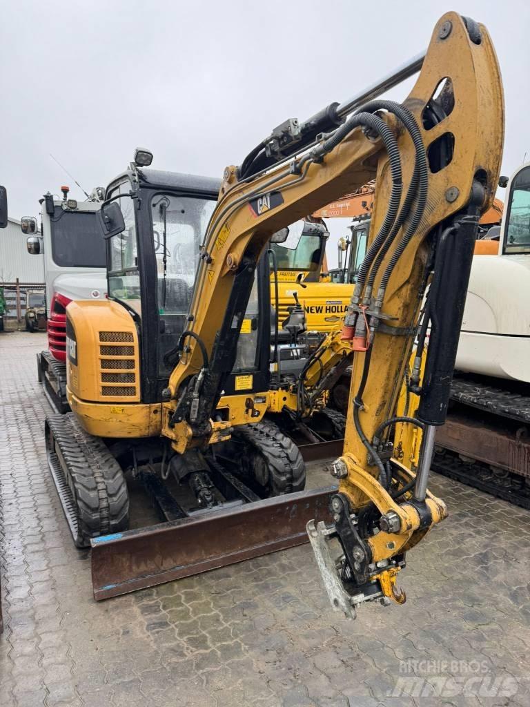 CAT 302.7 D حفارات صغيرة أقل من 7 طن (حفارات صغيرة)