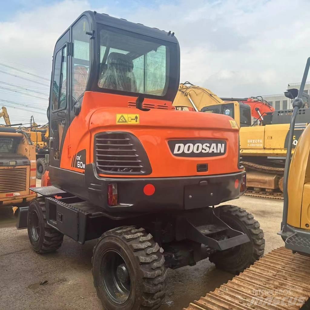 Doosan DX60W حفارات بعجل