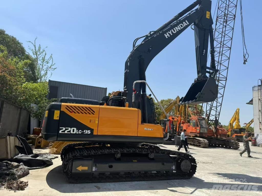Hyundai R220LC-9S حفارات وسط 7 طن - 12 طن