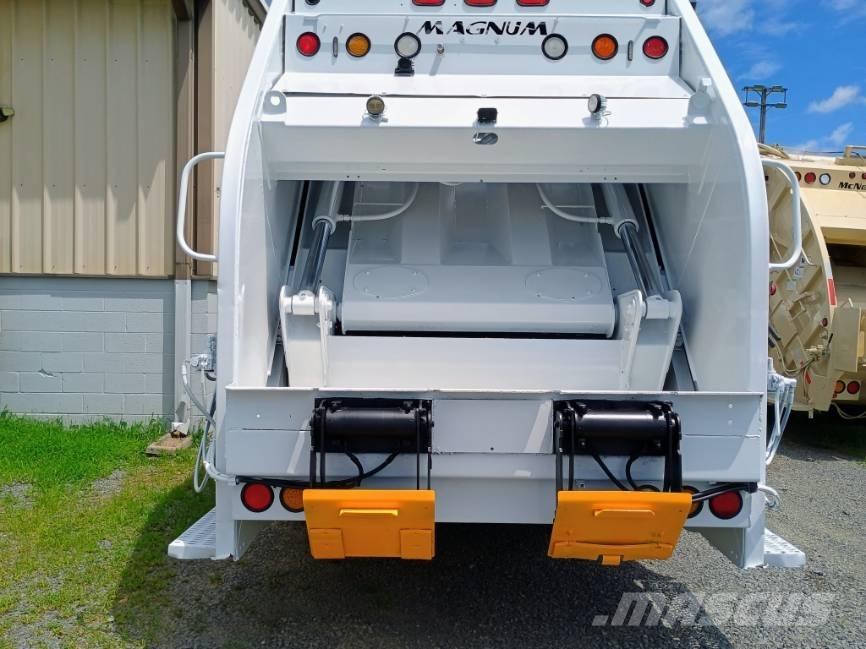 International 7400 شاحنات المخلفات