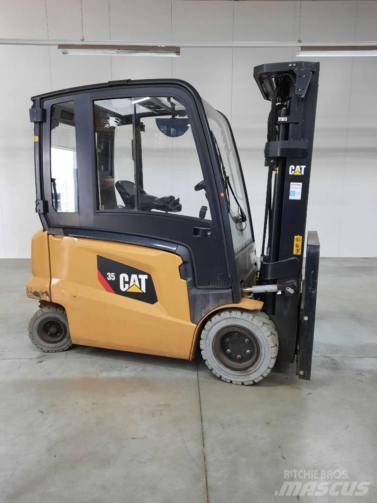 CAT EP35N شاحنات ذات رافعات شوكية تعمل بالكهرباء
