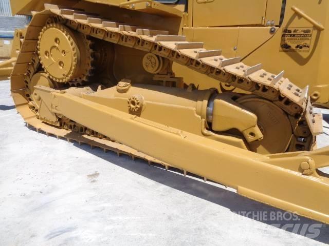 CAT D 6 R II بلدوزرات مجنزرة