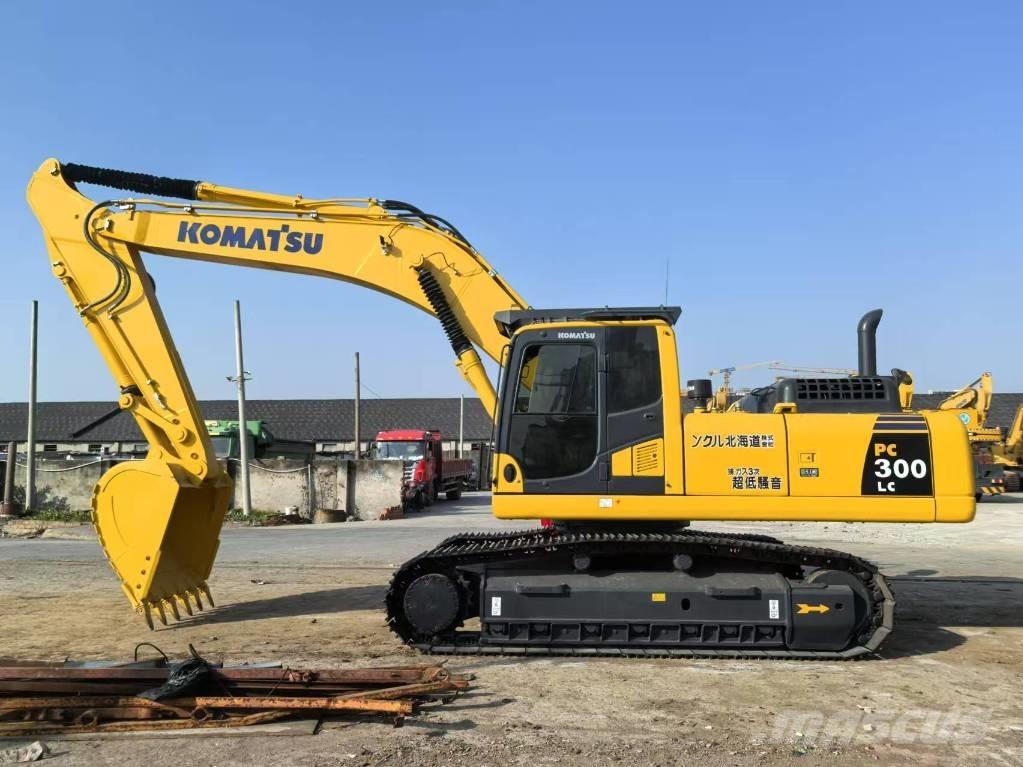 Komatsu PC 300-8 حفارات زحافة