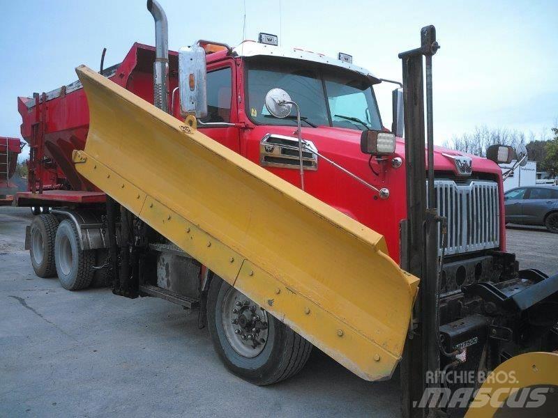 Western Star 4700 SB حراثات ونصول الجليد