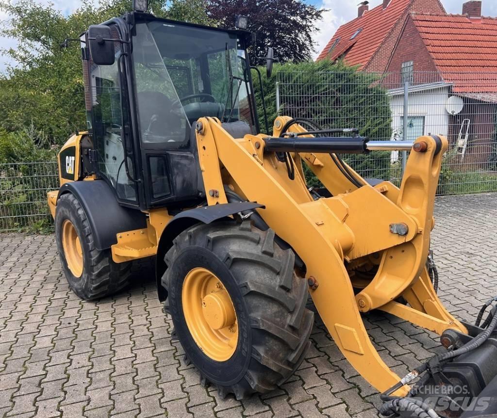 CAT 906 H 2 لوادر بعجل