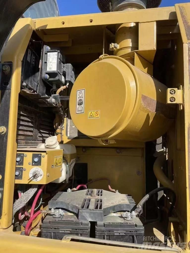 CAT 329 D2 حفارات زحافة