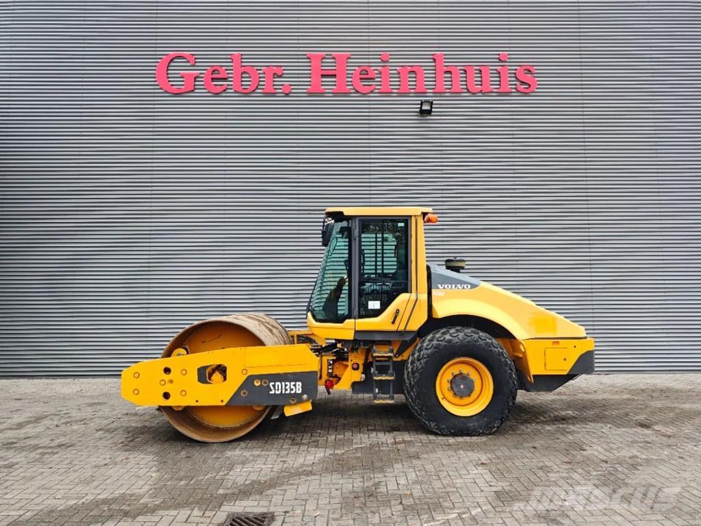 Volvo SD135B مداحل ذات إطارات هوائية