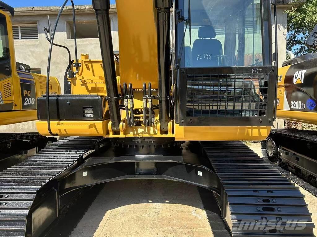 CAT 320 D حفارات زحافة