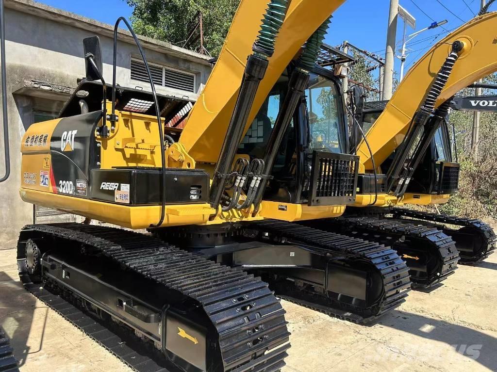 CAT 320 D حفارات زحافة