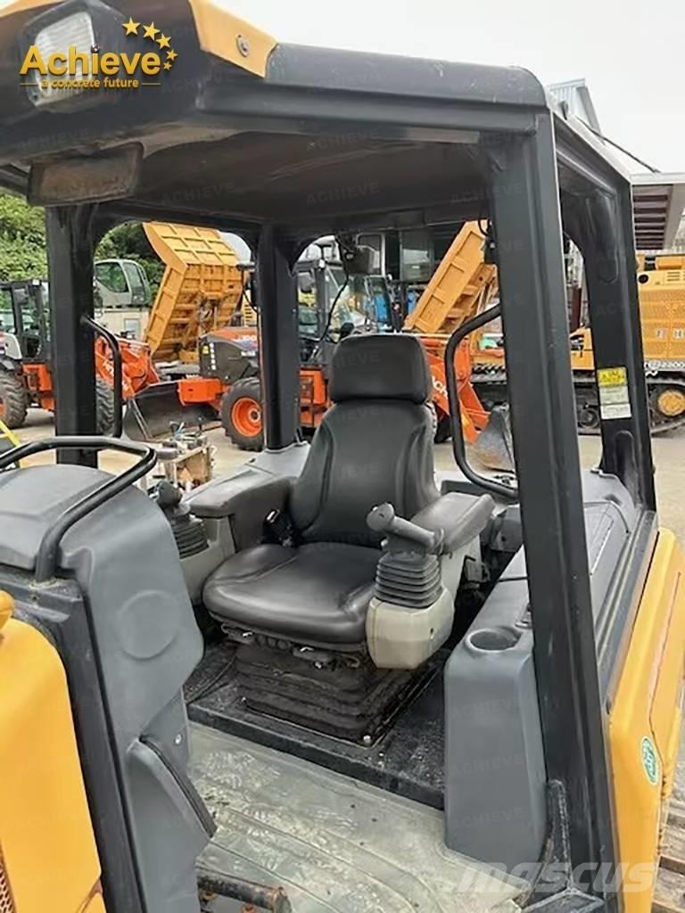 CAT D 3 K 2 بلدوزرات مجنزرة