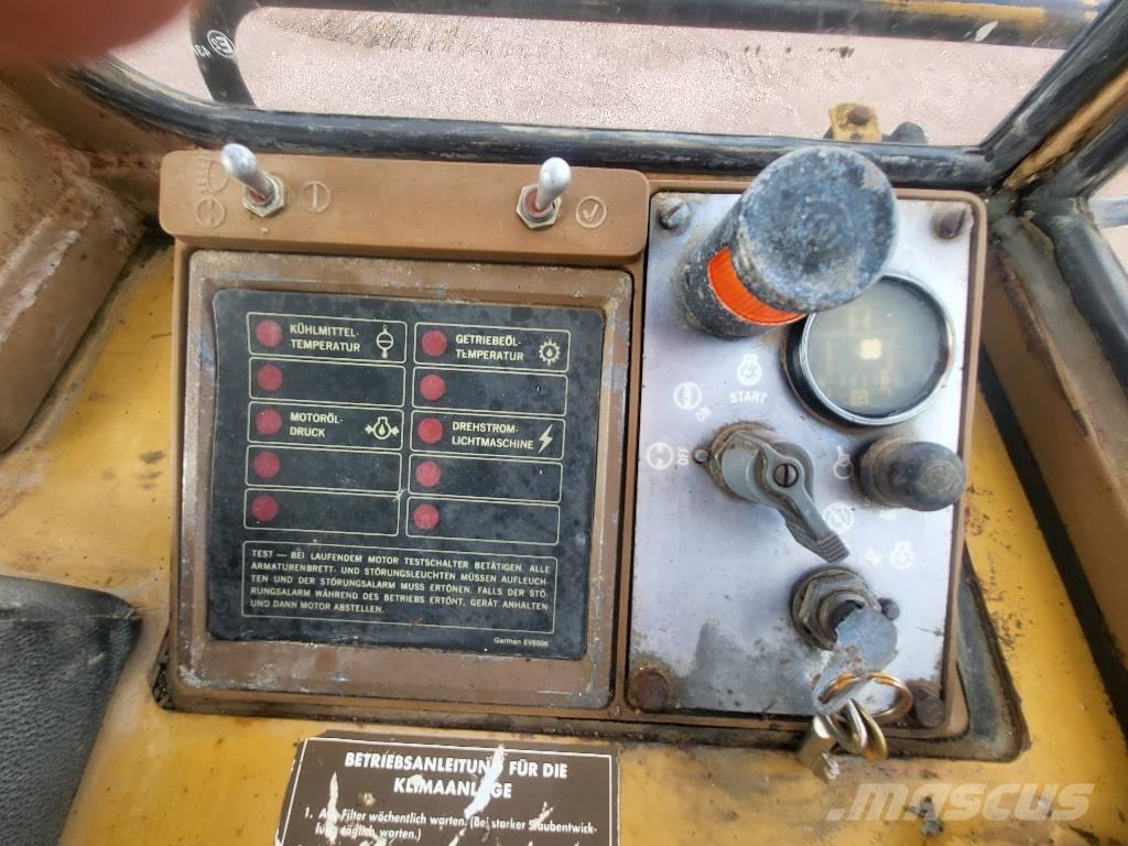 CAT 943 لوادر زحافة