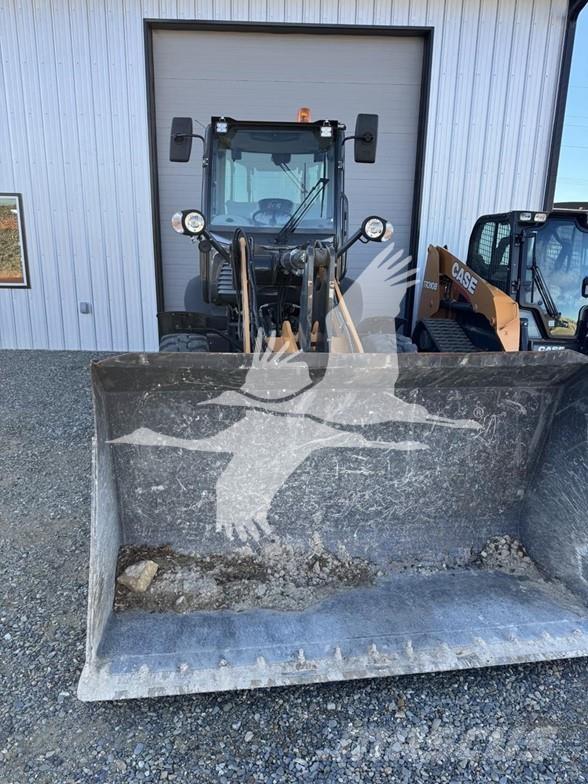 CASE 221F لوادر بعجل