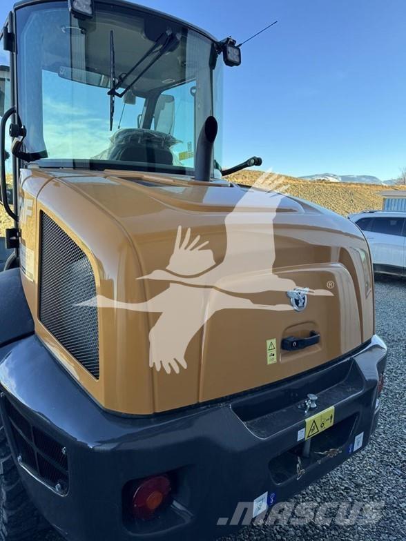 CASE 221F لوادر بعجل