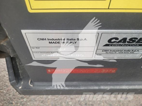 CASE 221F لوادر بعجل