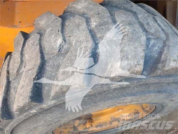 JCB 3TS-8W لوادر انزلاقية التوجيه