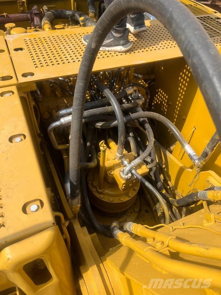 CAT 320 C حفارات زحافة