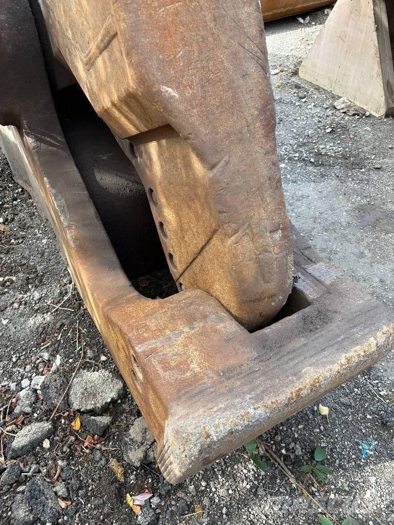 CAT 385 C حفارات زحافة