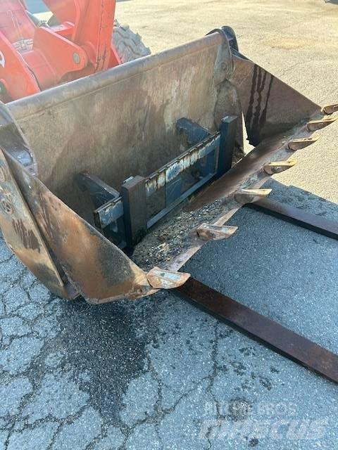 Kubota R 082 لوادر بعجل
