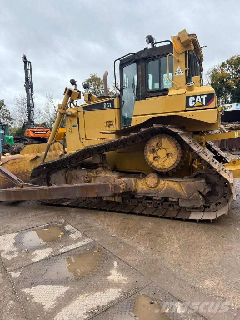 CAT D 6 T LGP بلدوزرات مجنزرة