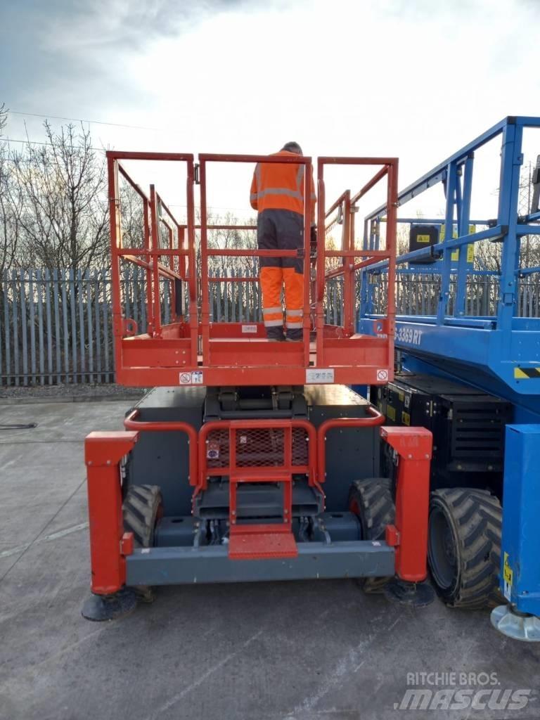 SkyJack SJ 6832 RT رافعات مقصية الشكل