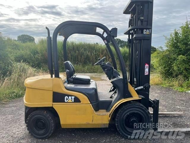 CAT DP 30 N شاحنات الديزل