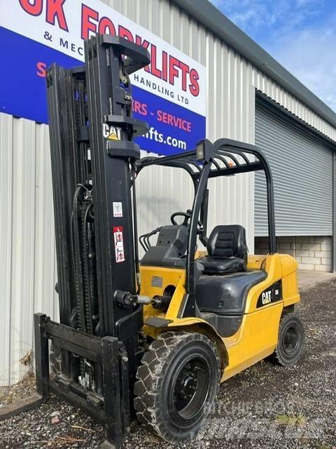 CAT DP 30 N شاحنات الديزل